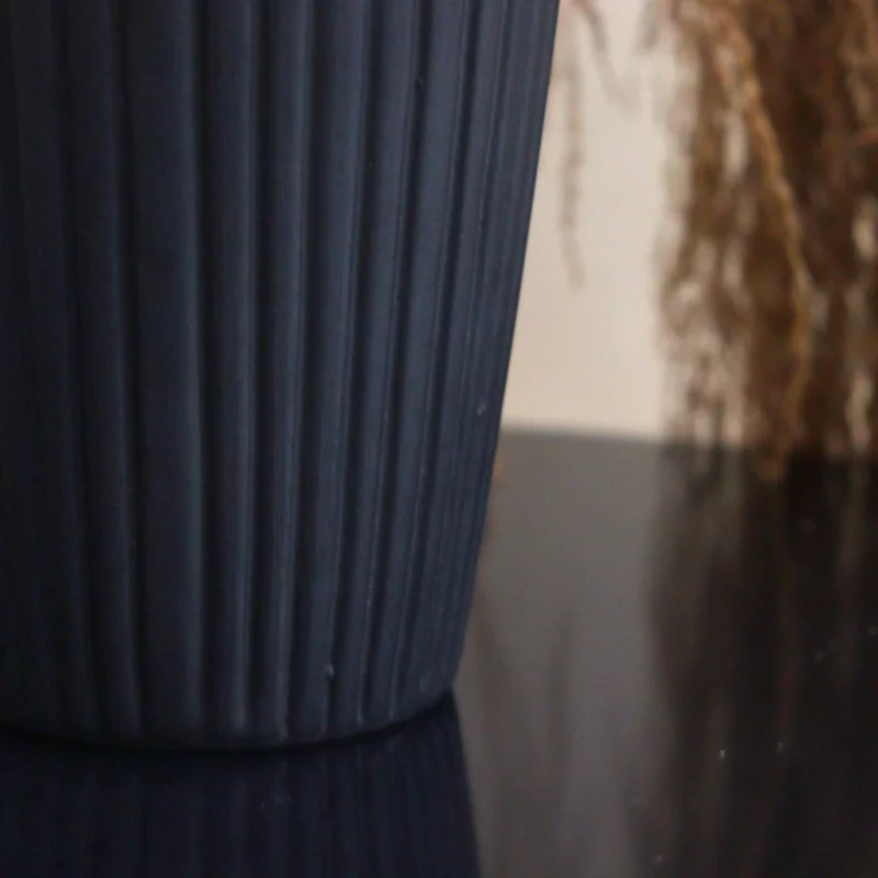 Vaso Clássico Canelado em Cerâmica · Preto Fosco