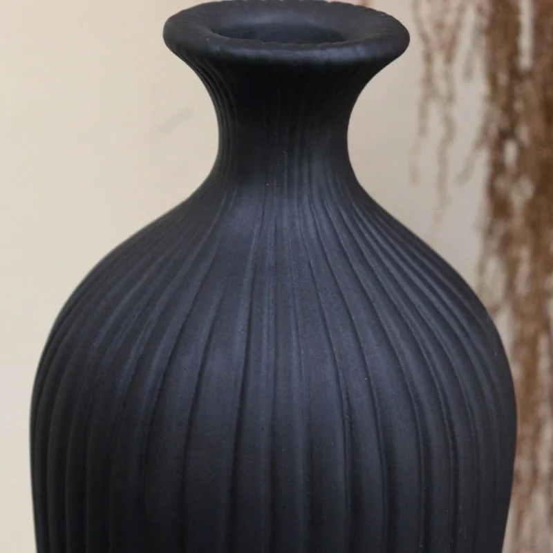 Vaso Clássico Canelado em Cerâmica · Preto Fosco