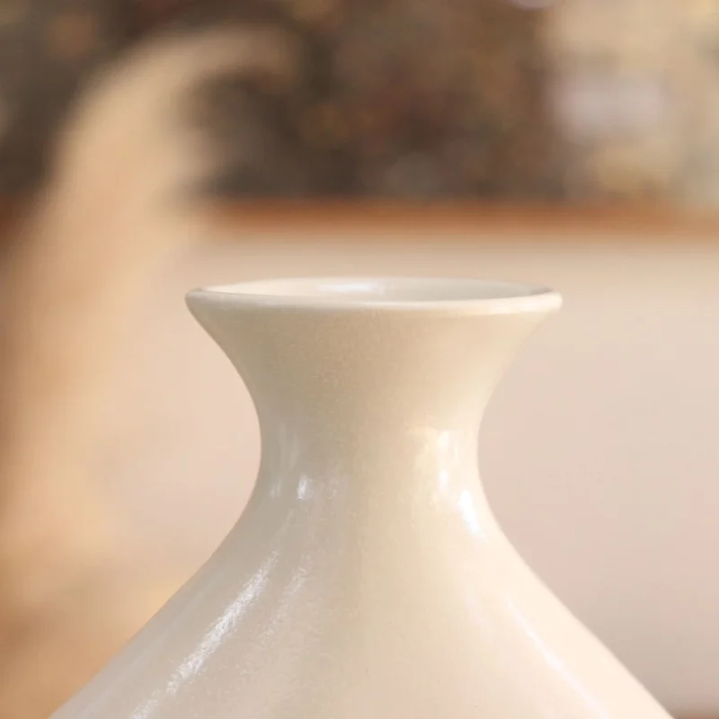 Vaso Orgânico Vazado em Cerâmica · Off-white